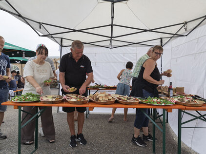 die Gäste bedienen sich am Buffet